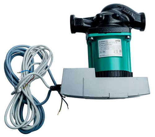 Umwälzpumpe mit schwarzem Gehäuse und grüner Motorabdeckung, verbunden mit elektrischen Kabeln, für Heizungs- oder Wassertransport, Marke Wolf.